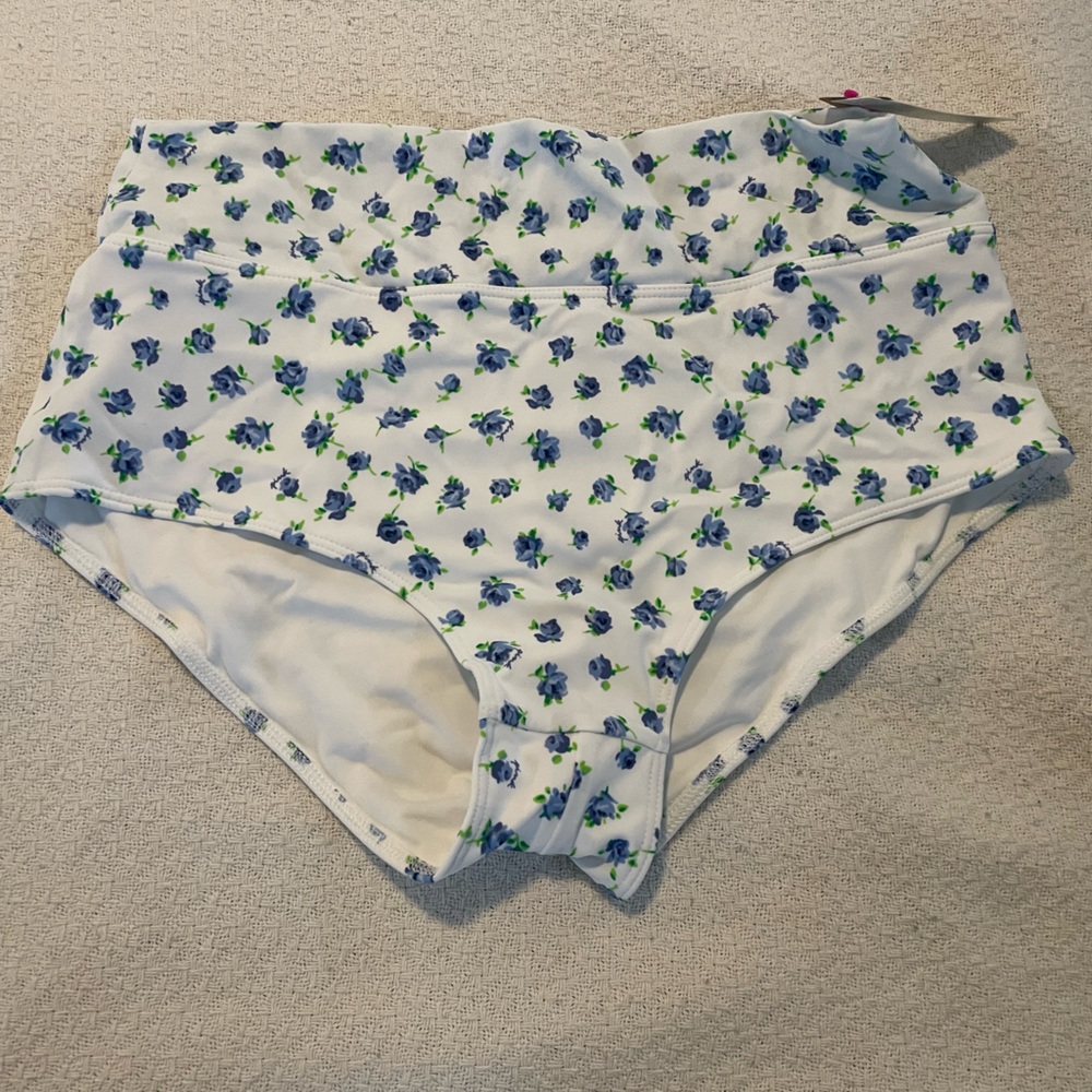 NWT Pink bikini bottom. Blue Floral print. Size Large.